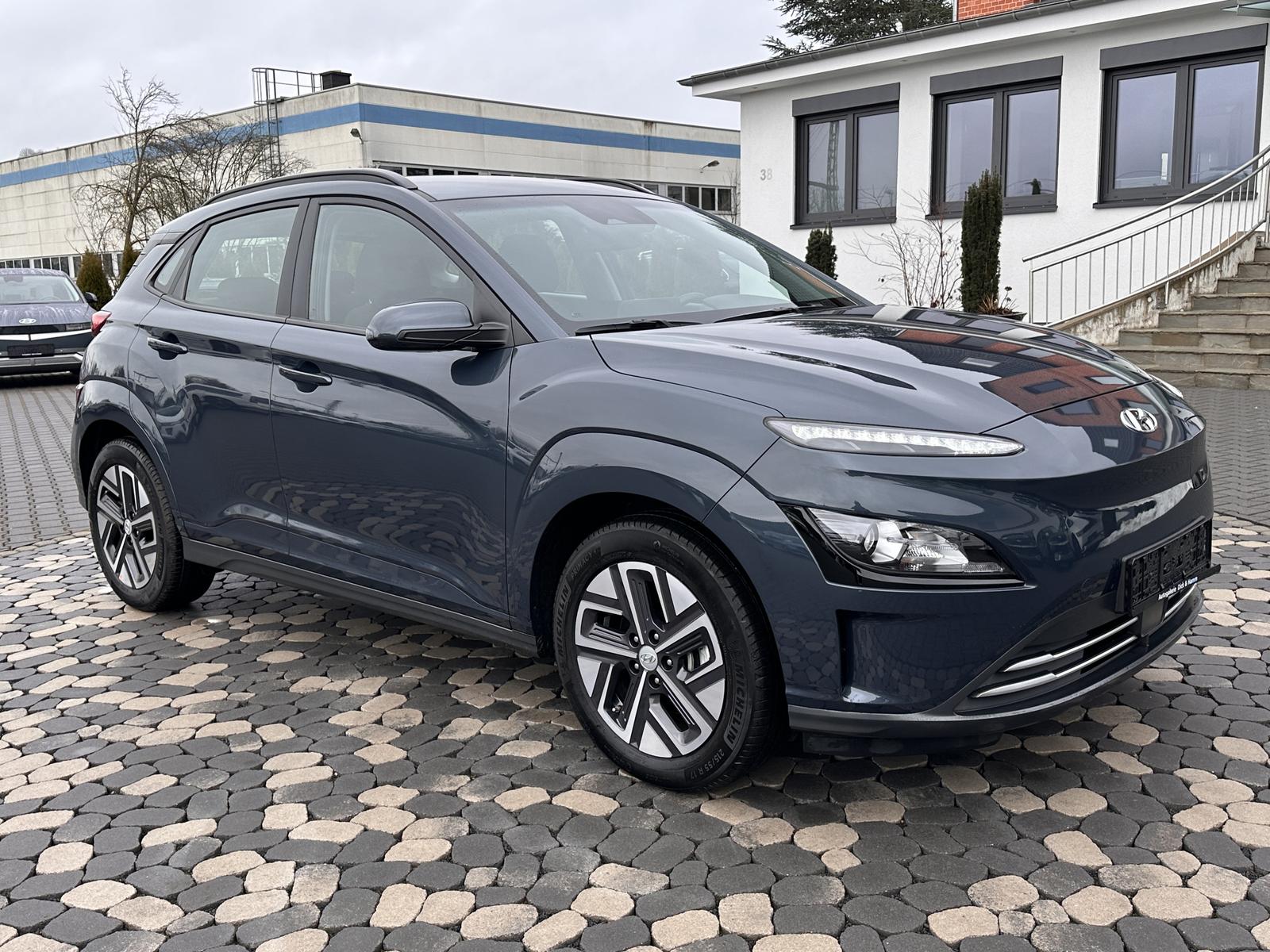 Hyundai Kona Elektro Select ACC SHZ LHZ CAM W-GARANTIE