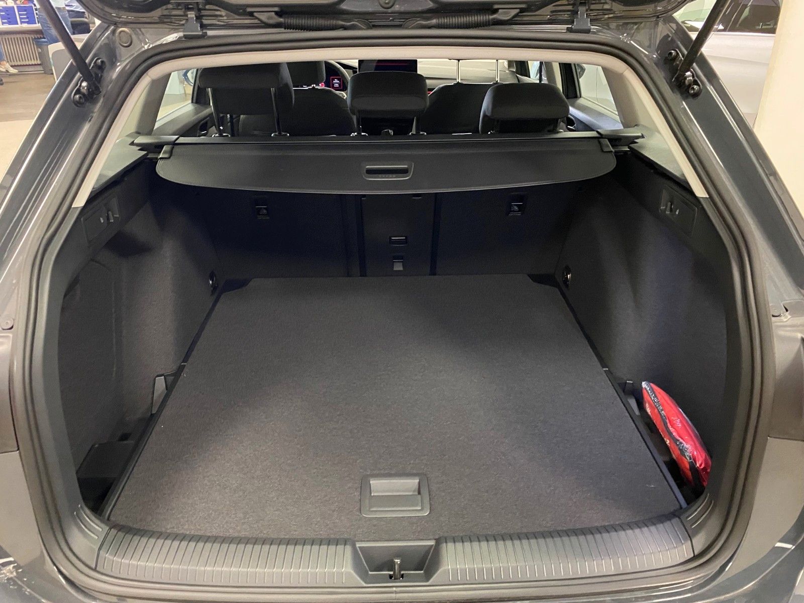 Fahrzeugabbildung Volkswagen Golf 8 Variant 2.0 TDI Life Variant+ACC+PDC v+h+