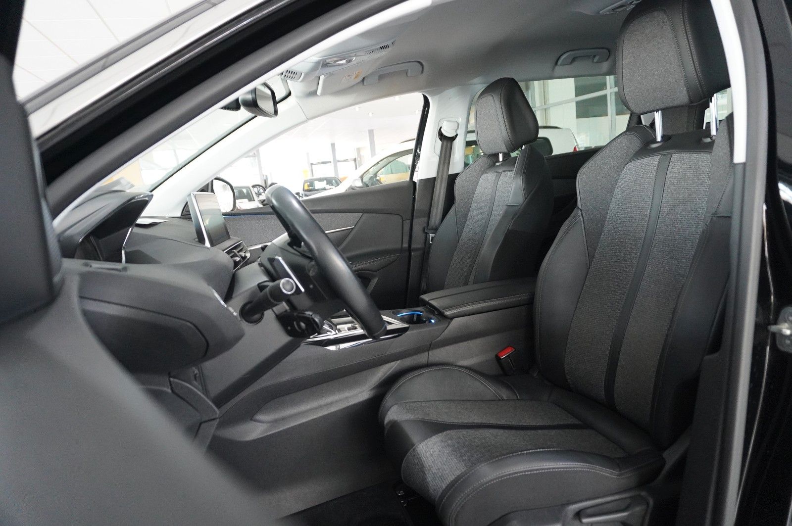 Fahrzeugabbildung Peugeot 5008 1.5D ALLURE NAVI/LED/KAMERA/VIRT/SH/DAB/AHK