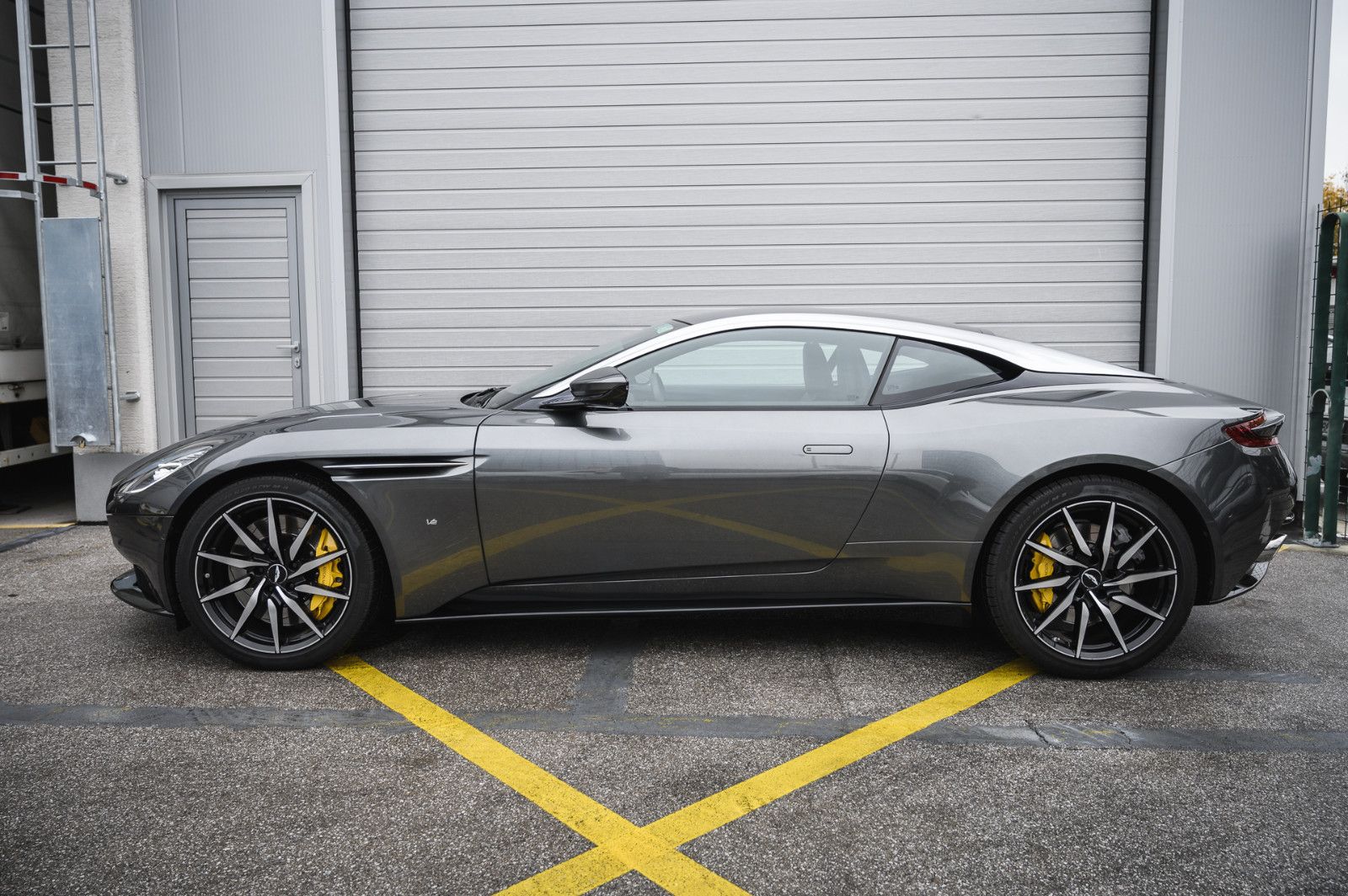Aston Martin DB11