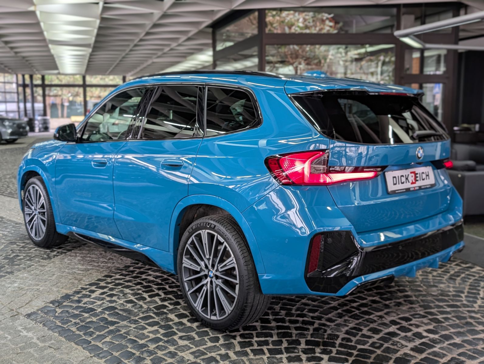 Fahrzeugabbildung BMW X1 20i M Sport Shadow H&K AHK PANO HUD 360° 20"