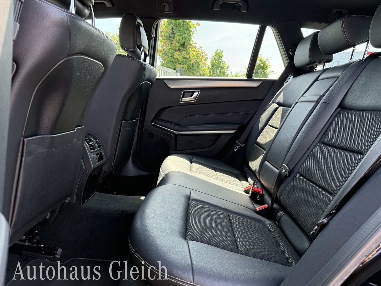 Fahrzeugabbildung Mercedes-Benz E 200 T Avantgarde Comand/AHK/RückfahrkamaraFIS