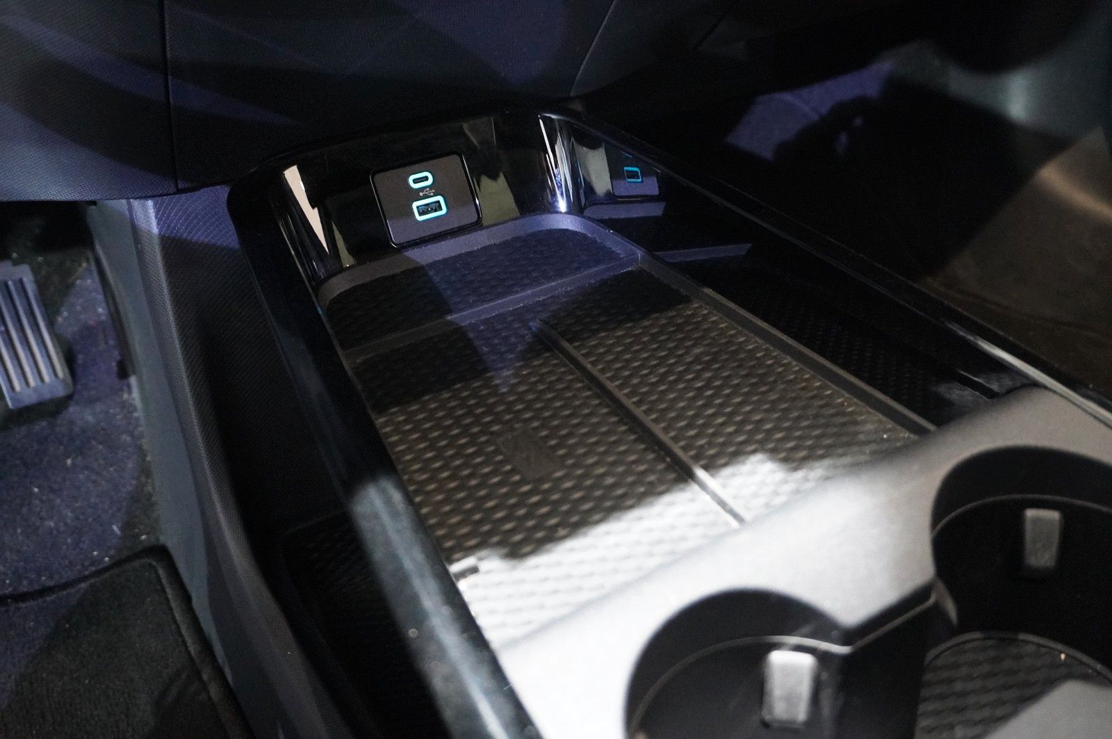 Fahrzeugabbildung Ford Mustang Mach-E NAVI/LED/KAMERA/LEDER/SHZ/DAB+