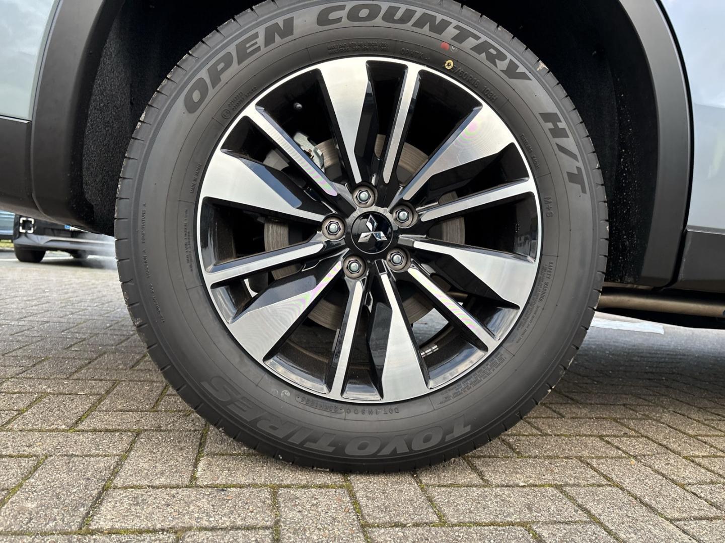 Mitsubishi Outlander Plug-in Hybrid BASIS 2,4l Navi  360 Ka