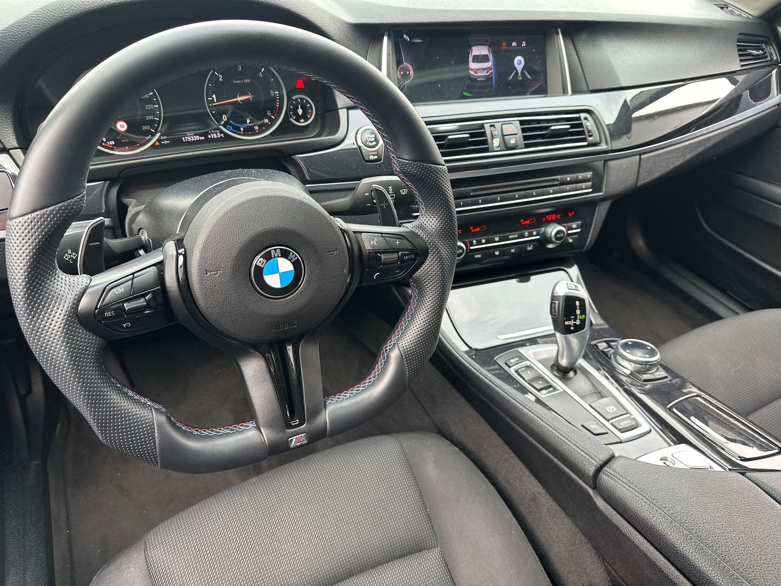 Fahrzeugabbildung BMW 520 d Limousine Aut. NAV+XEN+GLASDACH+PDC+HIFI