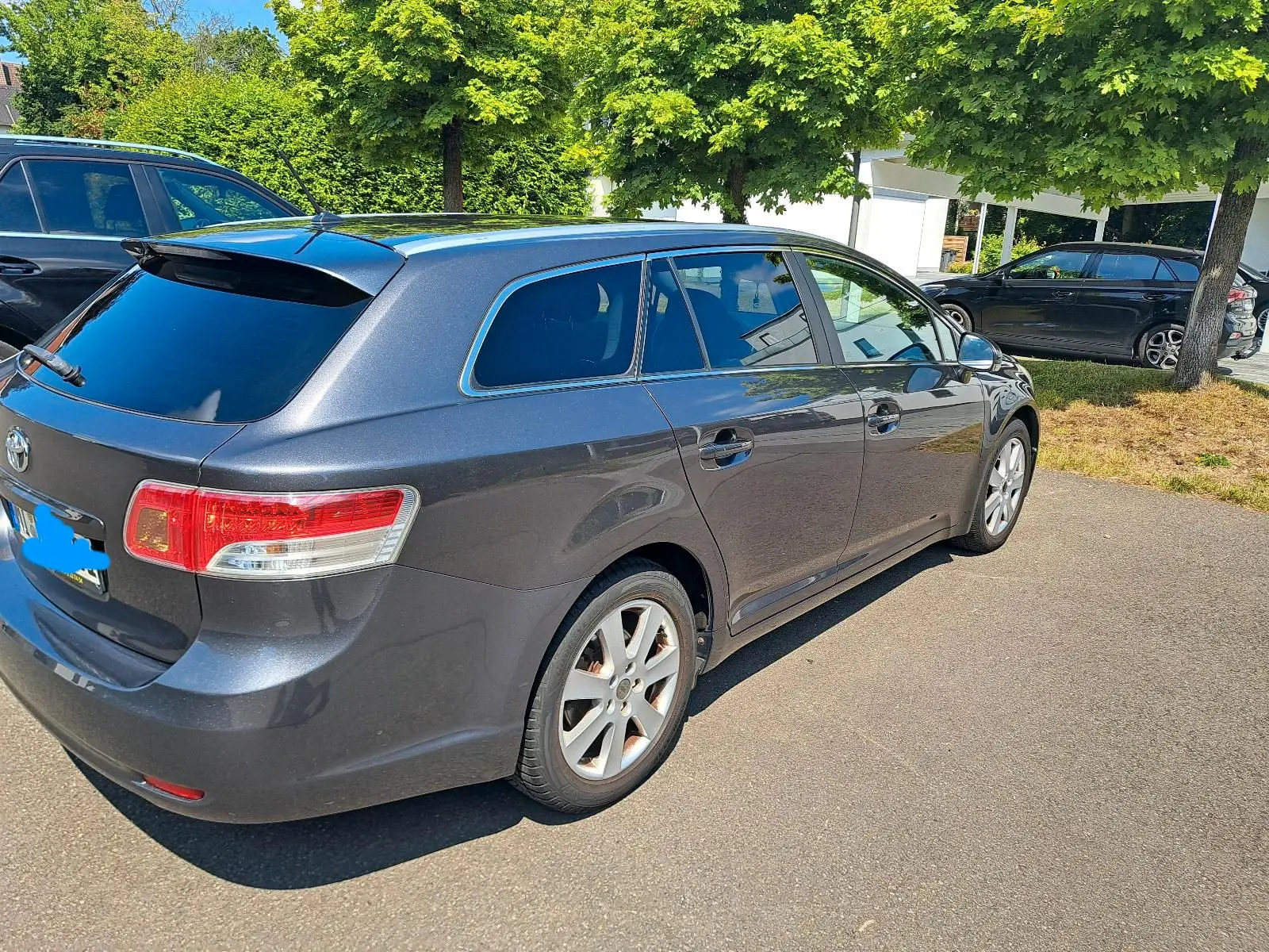 Toyota Avensis 2011 — interior