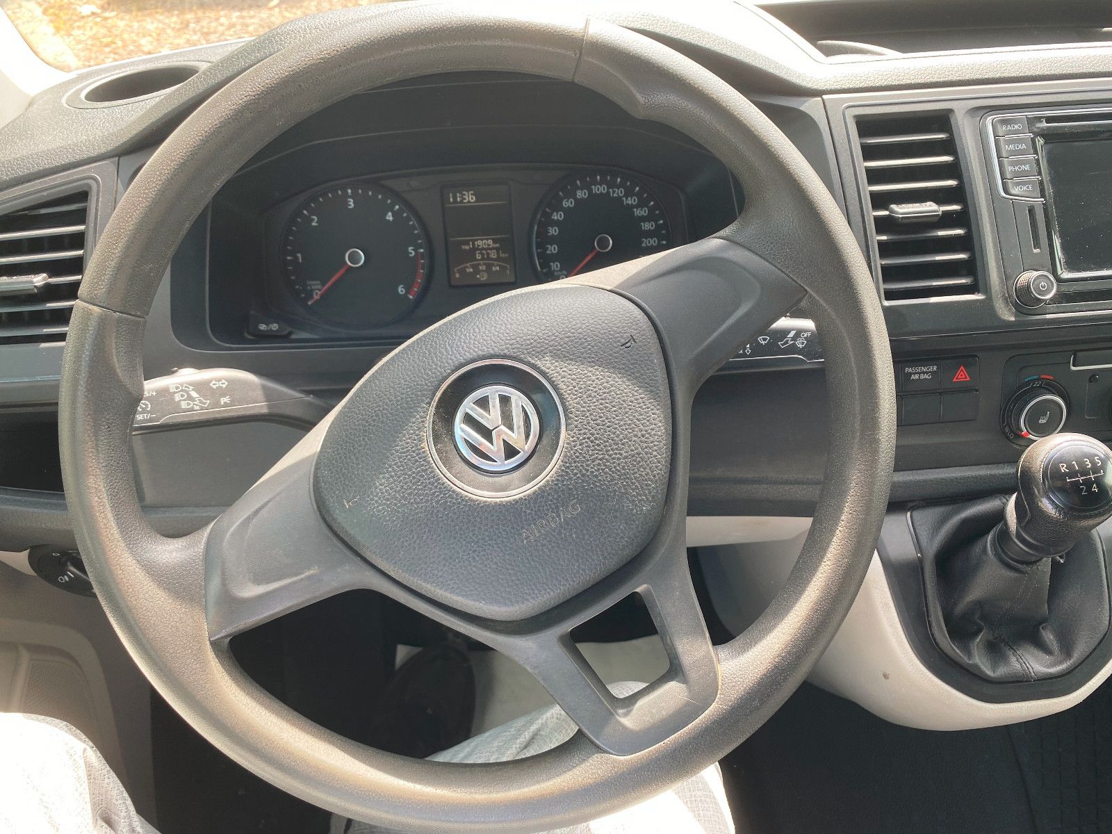 Fahrzeugabbildung Volkswagen T6TransporterKasten lang,AHK,REGALE,StH,67781Km