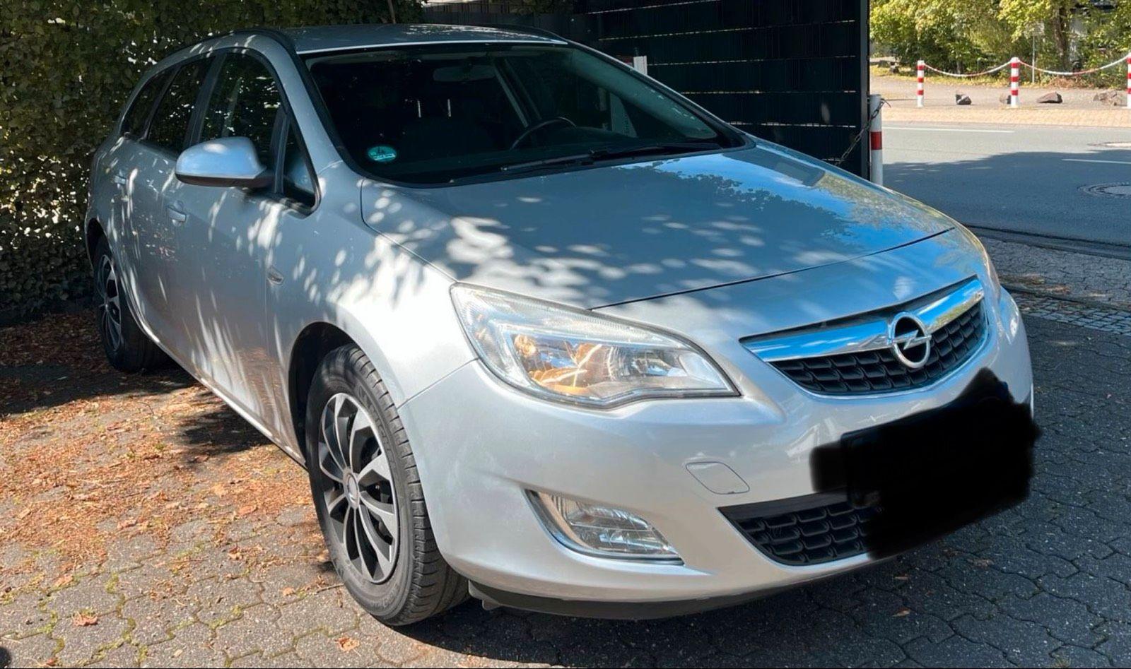 Opel Astra 2011 — вигляд ззаду