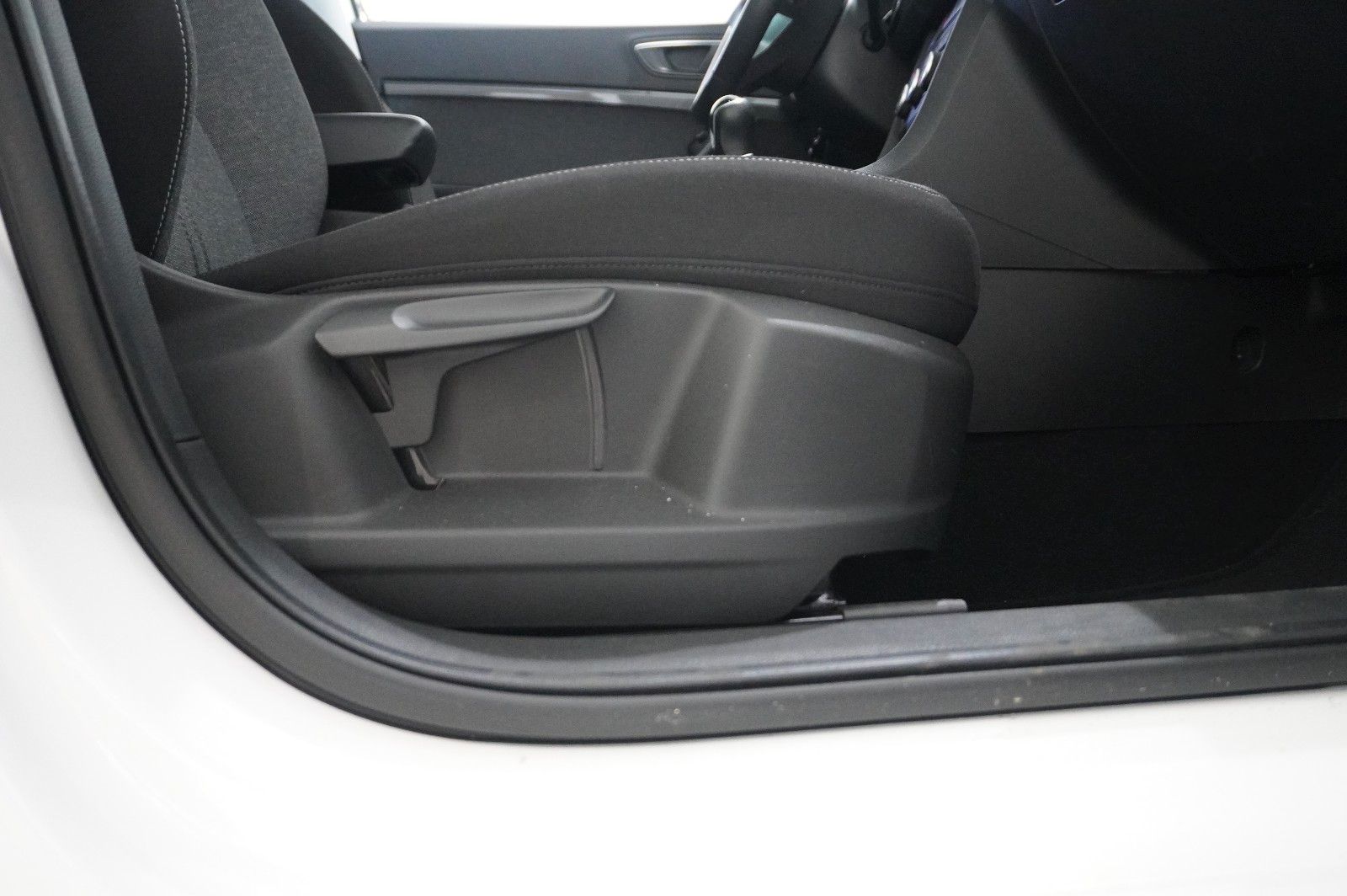 Fahrzeugabbildung SEAT Ateca 2.0 TDI STYLE NAVI/LED/SHZ/TEMP./PDC/DAB+