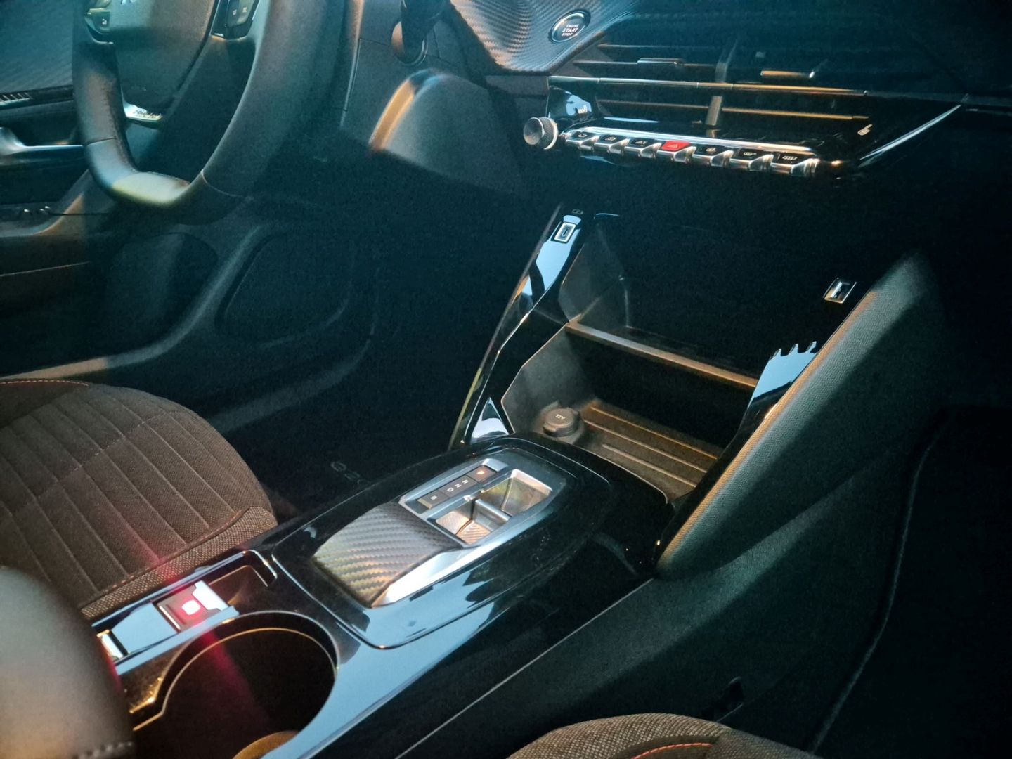 Fahrzeugabbildung Peugeot 2008 e- Active Klimaautom Fahrerprofil DAB SHZ S