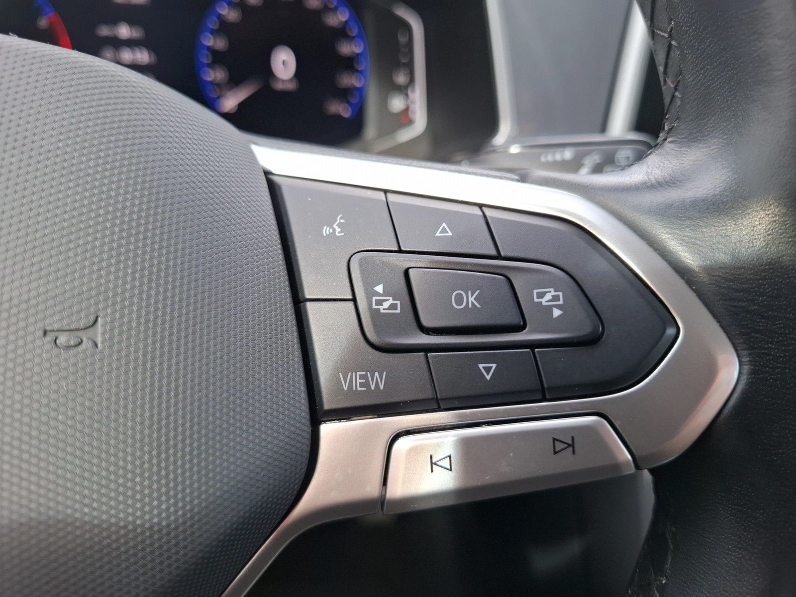 Fahrzeugabbildung Volkswagen T-Roc TSI Style DSG LEDplus Navi AID ACC RFK SH