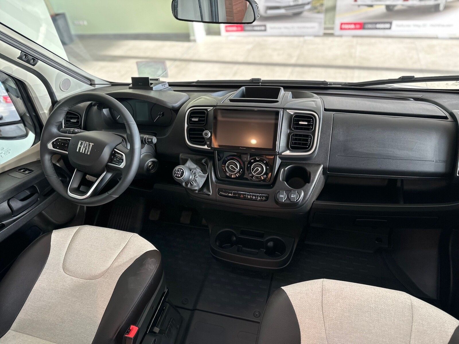 Fahrzeugabbildung Weinsberg CaraCompact EDITION PEPPER 600 MEG Premium Tür
