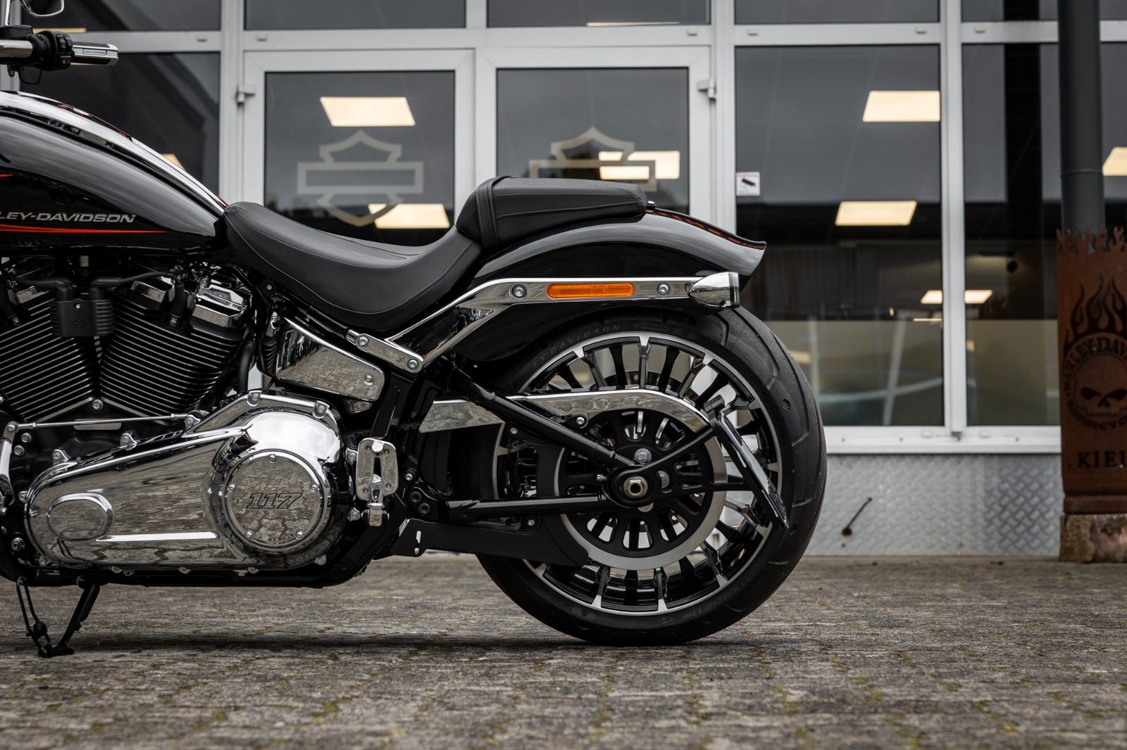 Fahrzeugabbildung Harley-Davidson FXBR Breakout 117 cui MY24 - JEKILL & HYDE