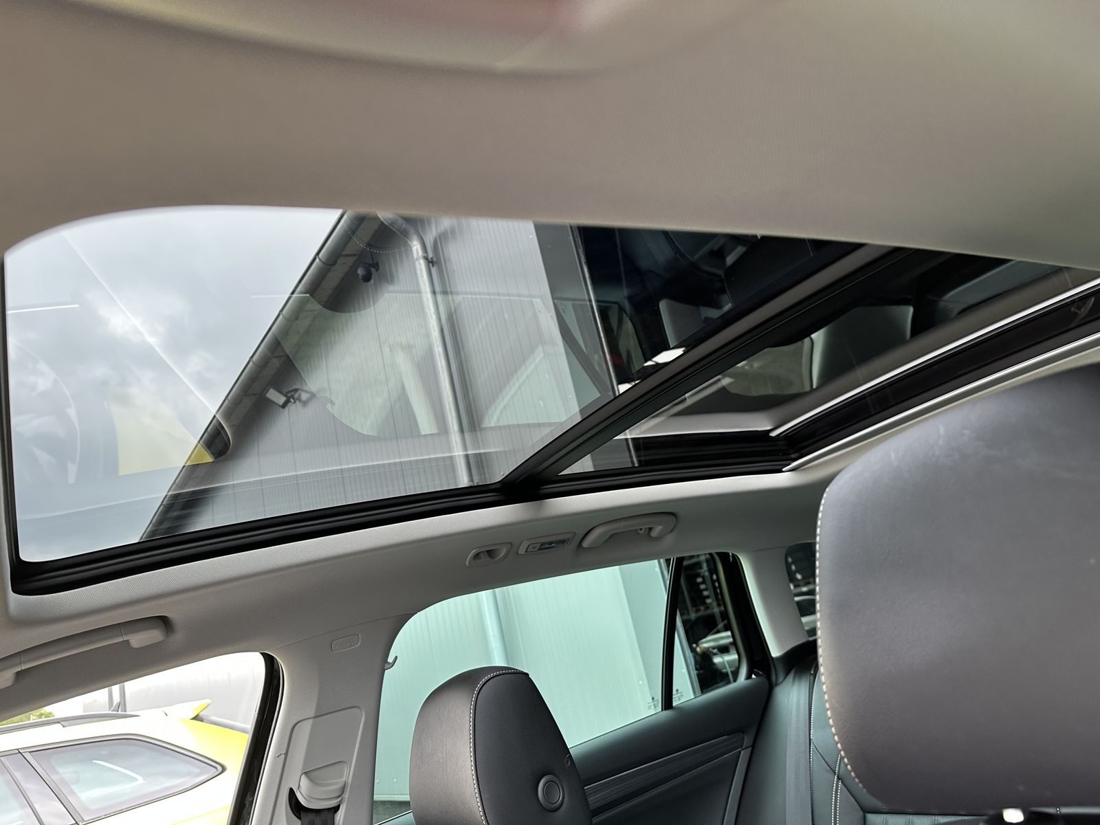 Fahrzeugabbildung SKODA Superb Combi Premium NAV+LED+PANO+360°+AHK+DCC