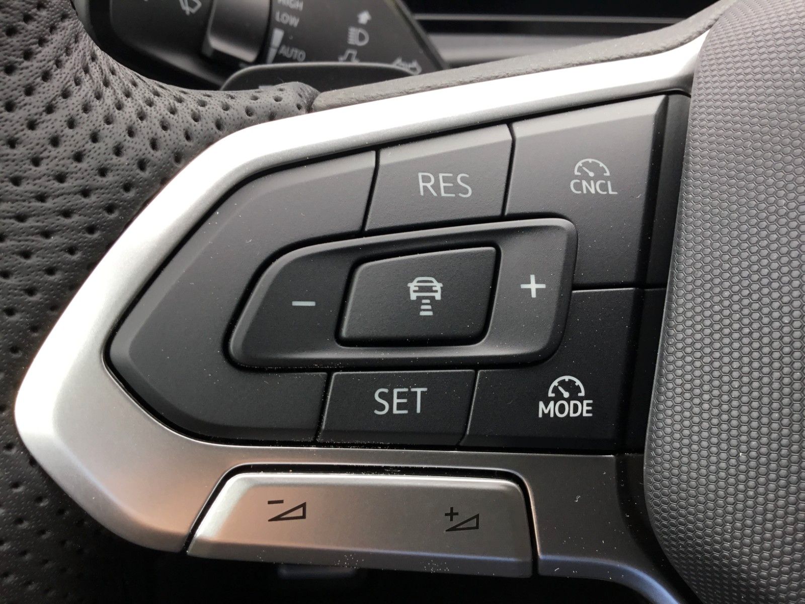 Fahrzeugabbildung Volkswagen T-Roc 1.5 eTSI DSG R-Line+AHK+LED+Navi+18"+Kessy
