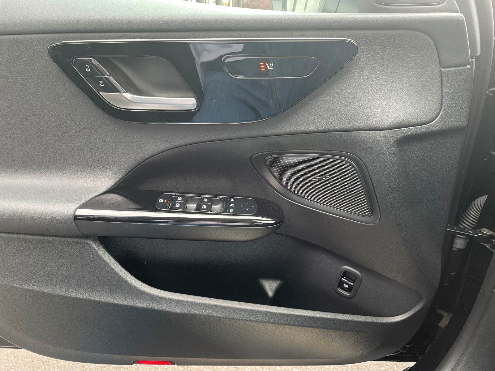 Fahrzeugabbildung Mercedes-Benz C 200d AVANTGARDE LED+AHK+RKamera+MBUX+