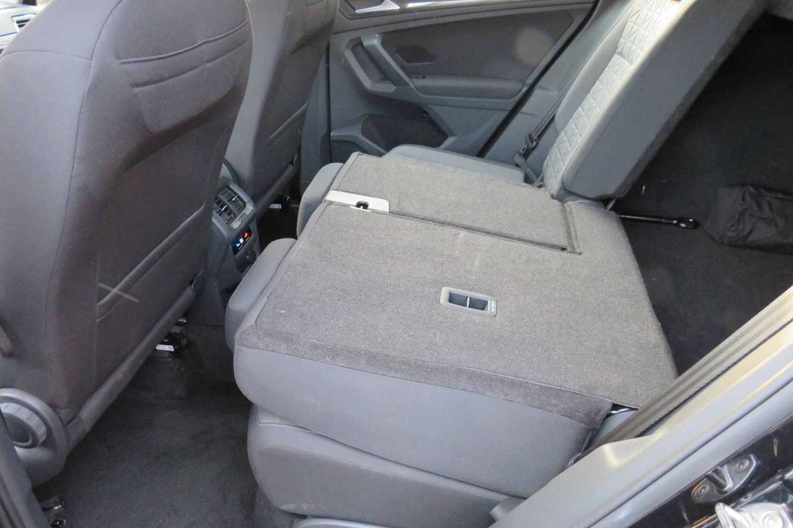 Fahrzeugabbildung Volkswagen Tiguan Life TDI DSG AHK NAVI KAMERA LED ACC GJ