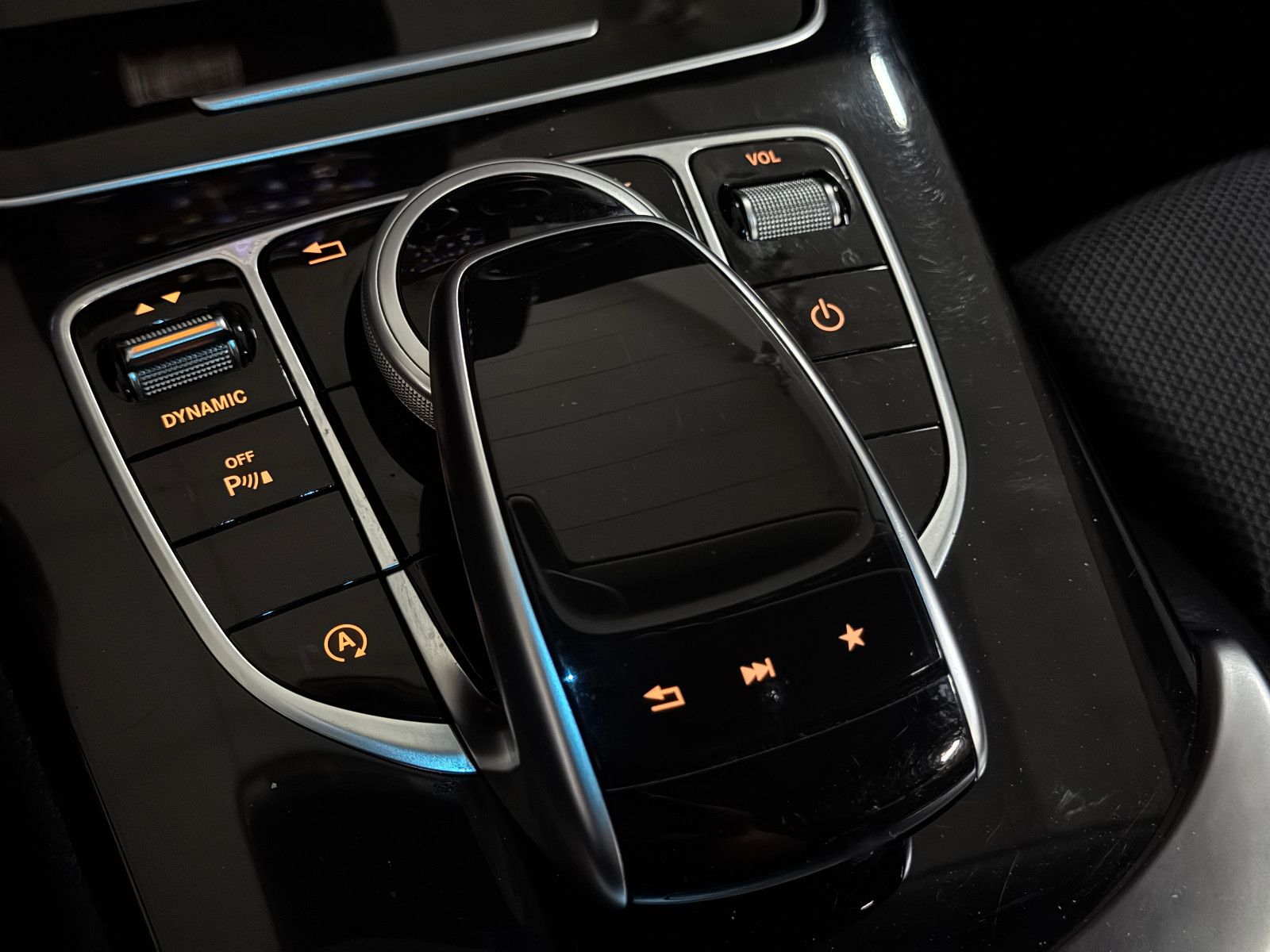 Fahrzeugabbildung Mercedes-Benz C 180 T CGI 9GT 2X AVANTGARDE PANO ILS NAVI AHK