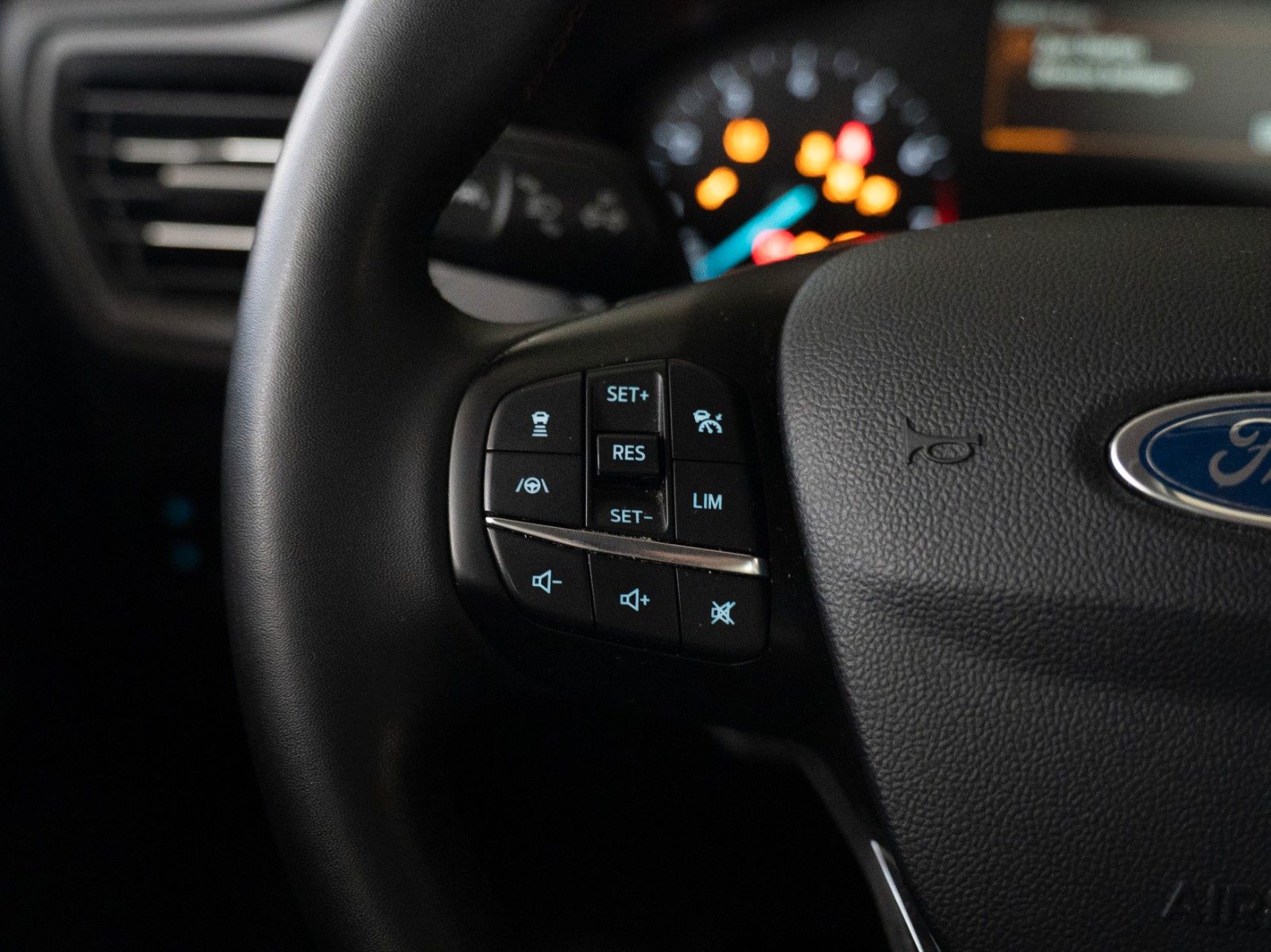 Fahrzeugabbildung Ford Focus Turnier Active/AUTOMATIK/WINTER-P/KAMERA