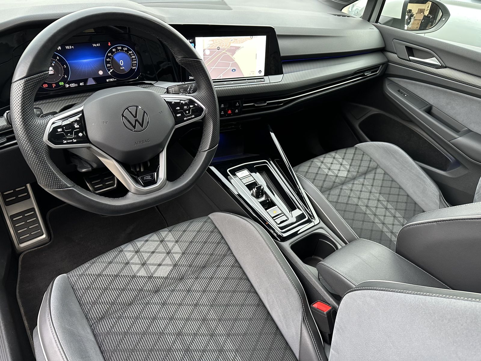 Fahrzeugabbildung Volkswagen Golf Variant 2.0 TDI DSG R-Line NAV+LED+AHK+KAM