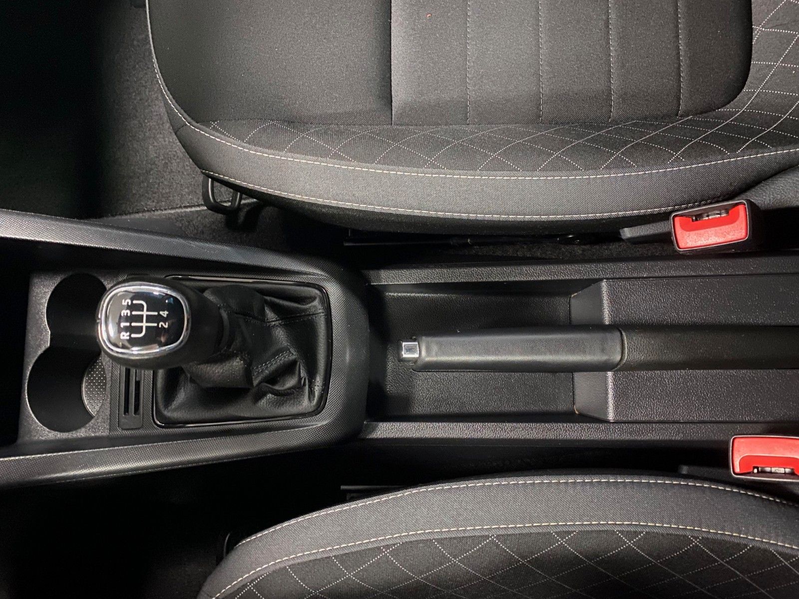 Fahrzeugabbildung SKODA Fabia 1.0l TSI Ambition+KAMERA+AndroidAuto+ALU++