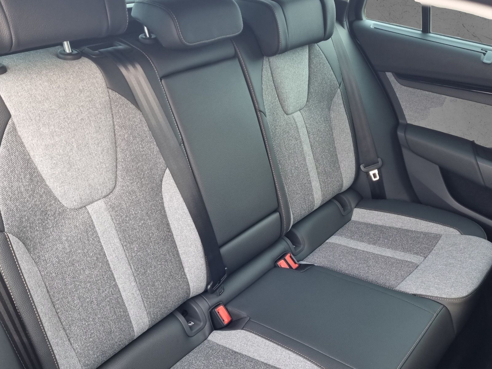 Fahrzeugabbildung SKODA Octavia Combi Tour 2.0 TDI 110kW/150PS AHK Licht