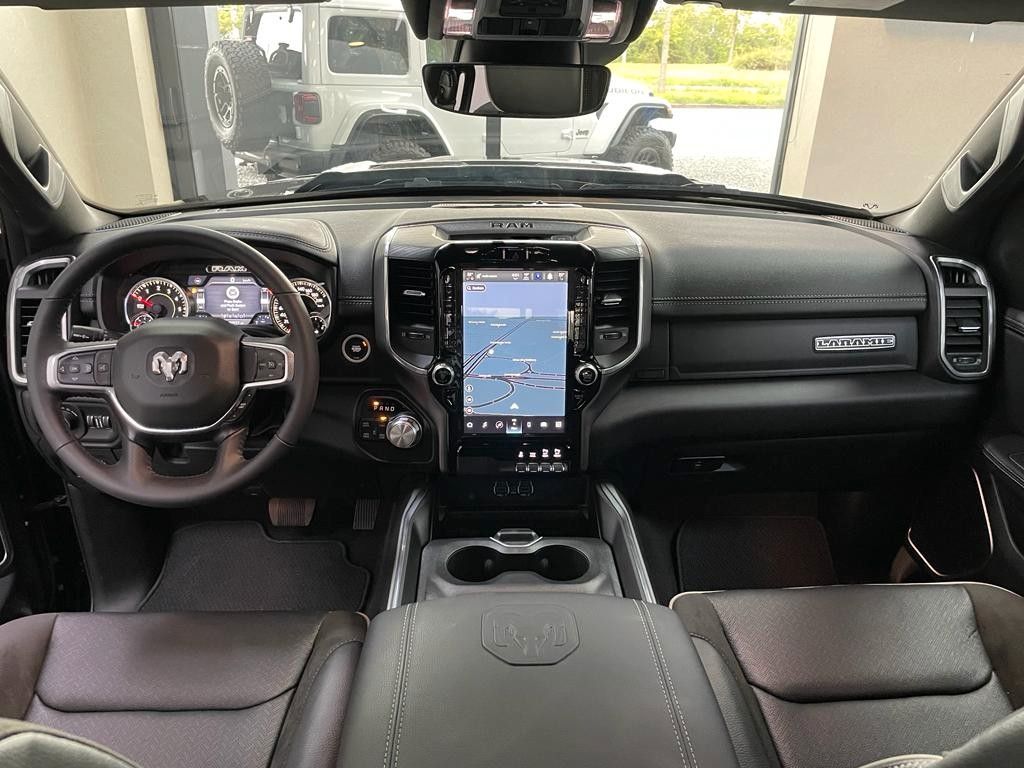 Fahrzeugabbildung Dodge LARAMIE CREW CAB SPORT  12"  HEMI 4x4