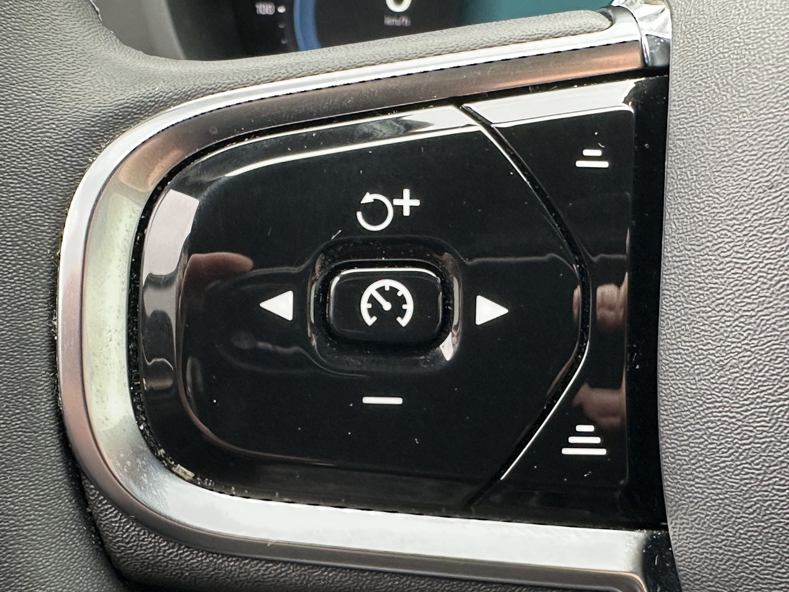 Fahrzeugabbildung Volvo XC60 T6 Plus Dark AT AWD NAV+LED+ACC+360°+PANO