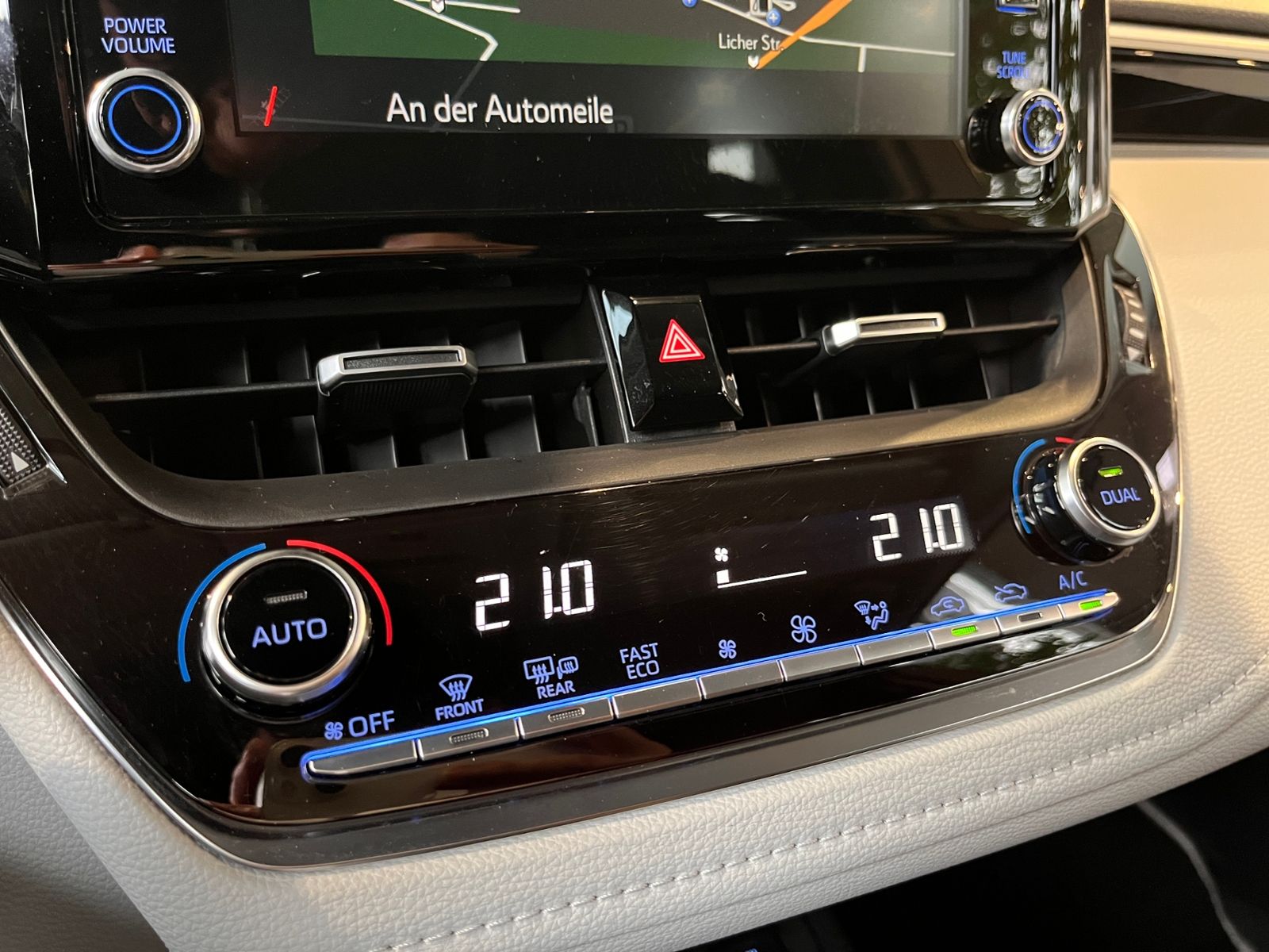 Fahrzeugabbildung Toyota Corolla Hybrid Club LED NAV DAB PDC ALU