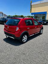 Dacia Sandero 1.6 MPI 85 Stepway - Dacia Sandero: Rot