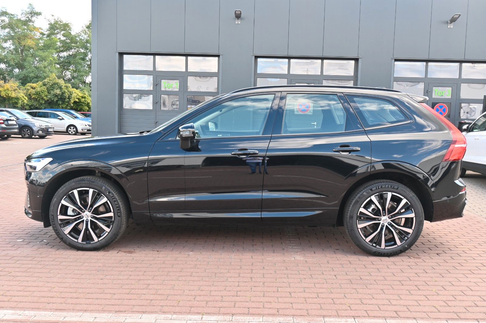 Fahrzeugabbildung Volvo XC60 B4 Diesel Ultimate Dark AWD*360°*AHK*