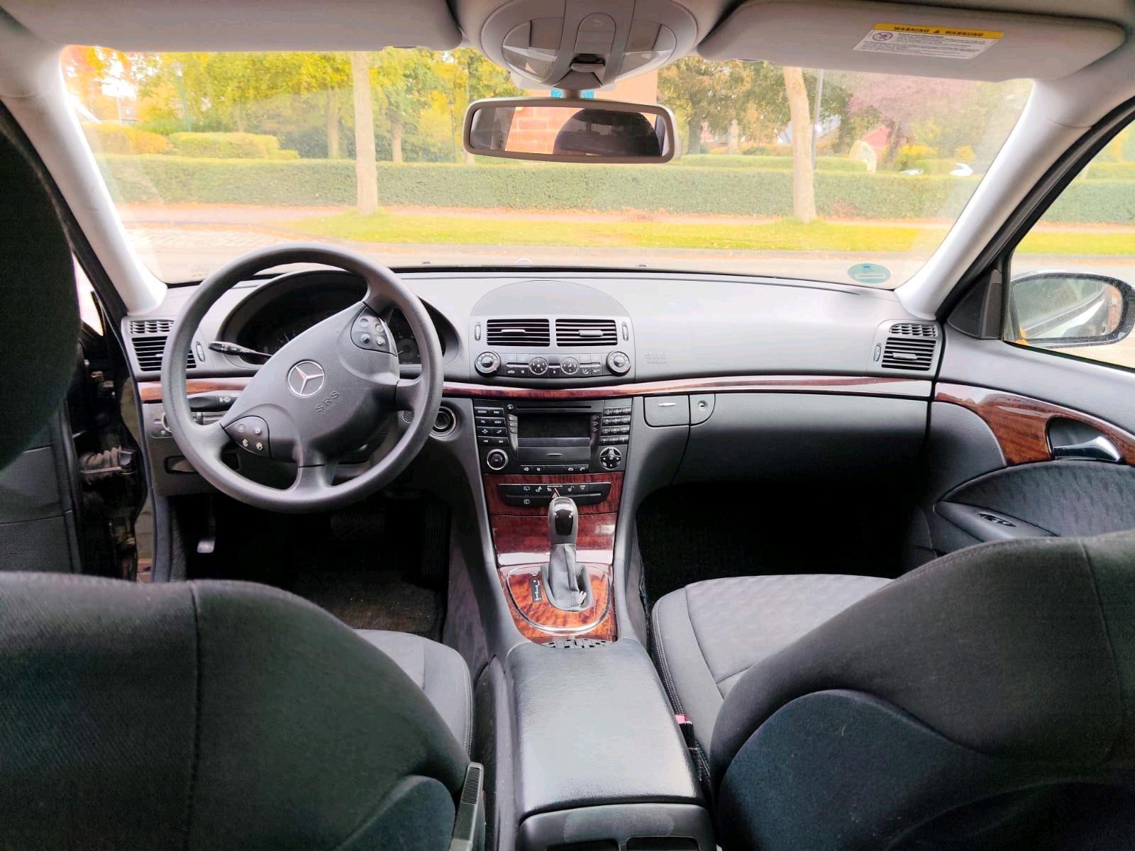 Mercedes-Benz E220 2004 — interior