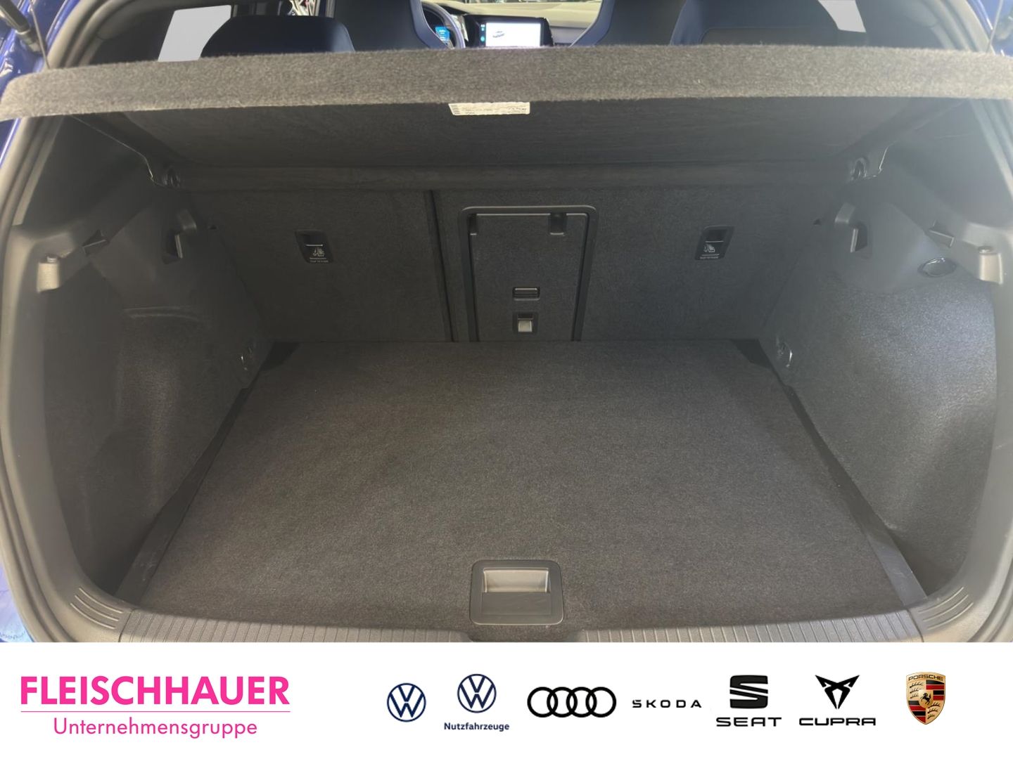Volkswagen Golf VIII R 2.0 TSI 4M Matrix Navi Pano 270km h foto 22