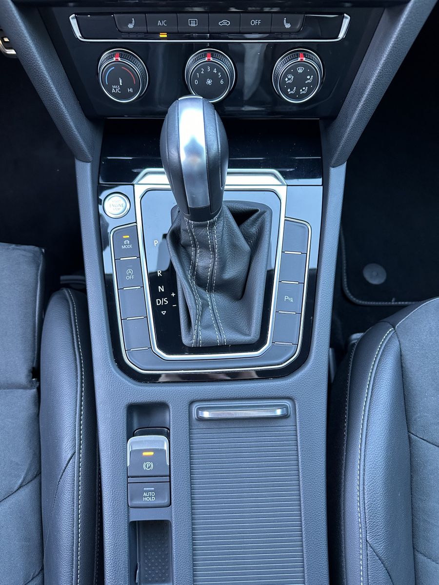 Fahrzeugabbildung Volkswagen Arteon 2.0 TDI DSG R-Line NAV+LED+ACC+V-COCKPIT