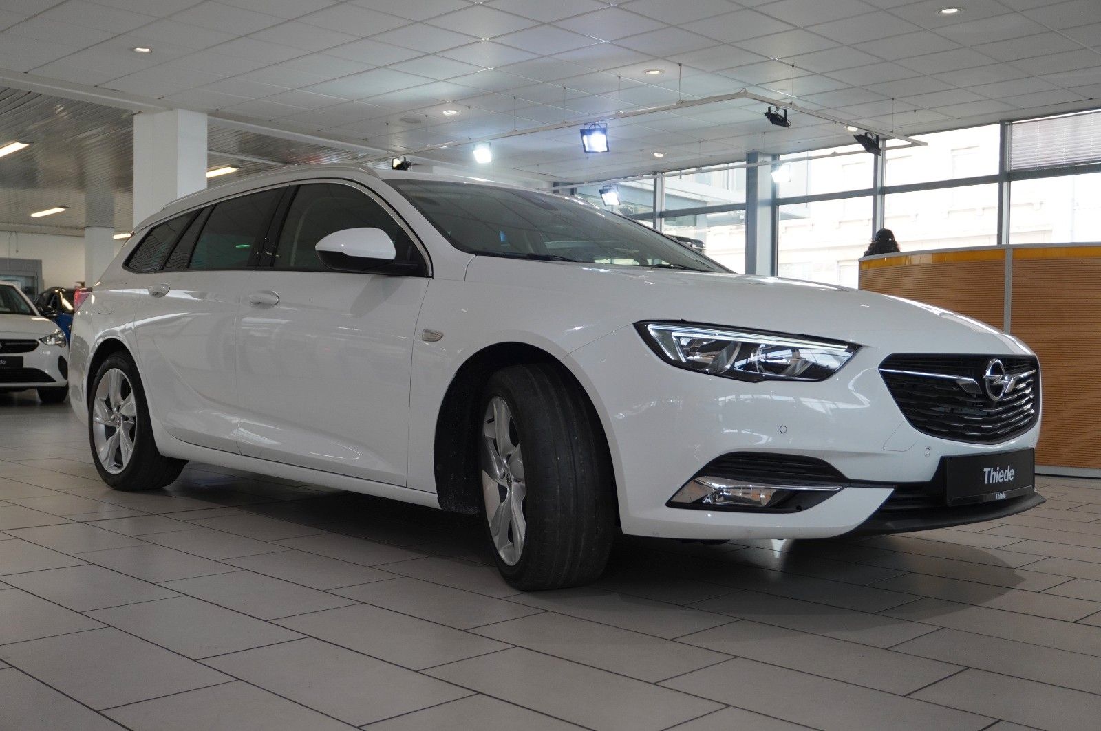 Fahrzeugabbildung Opel Insignia B ST 2.0D DYNAMIC 4X4 NAVI/LED/SHZ/AHK