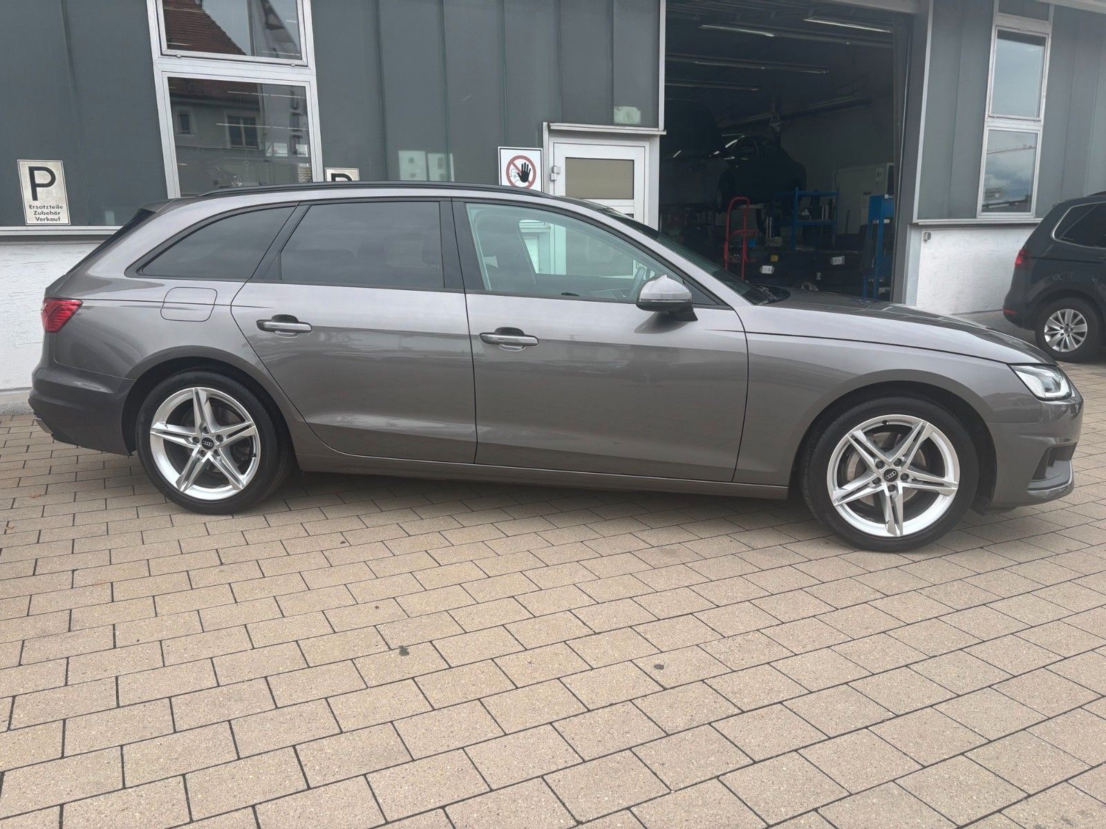 Fahrzeugabbildung Audi A4 Avant 40 TFSI quattro basis