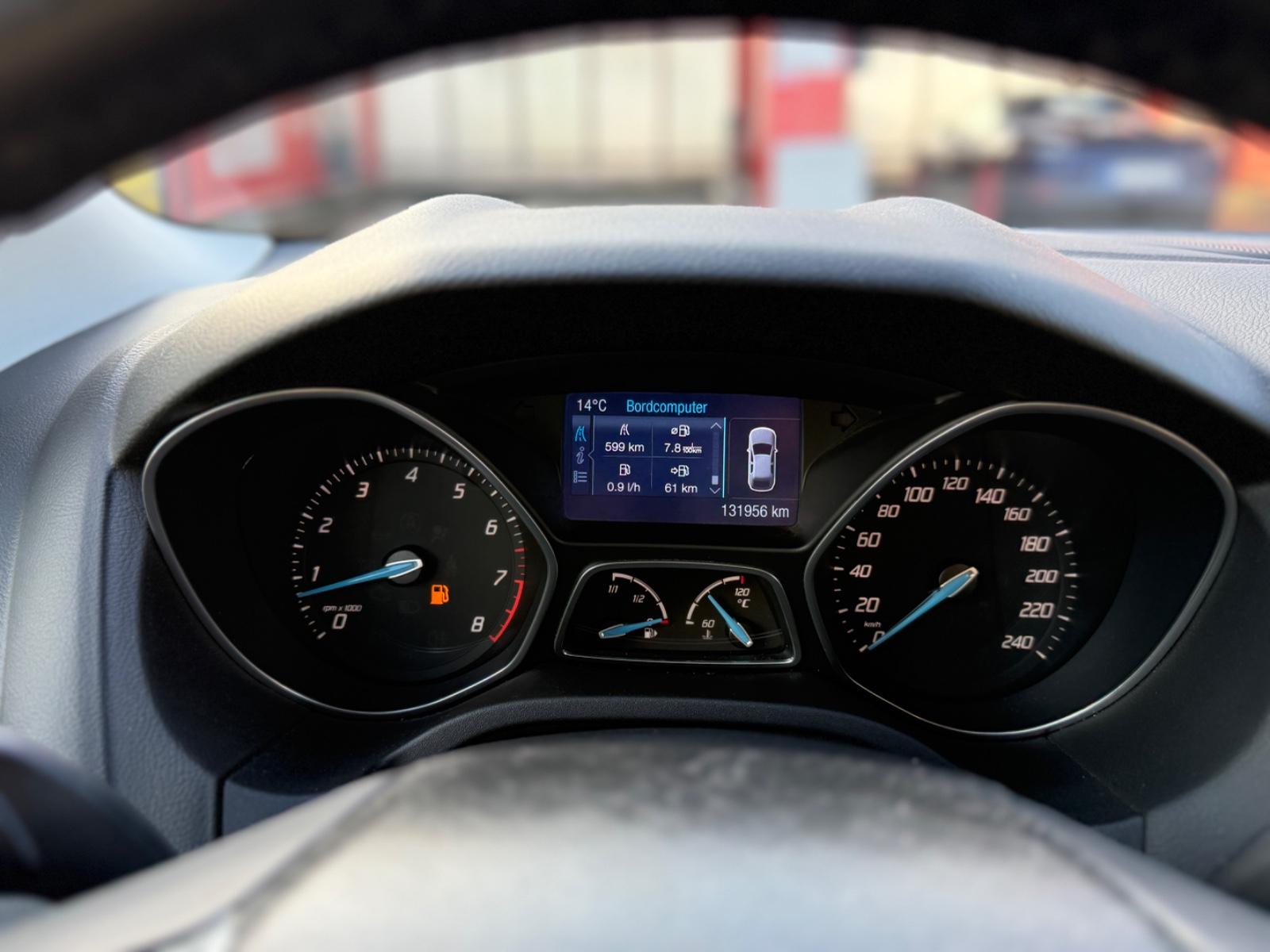 Ford Focus 2011 — photo 10