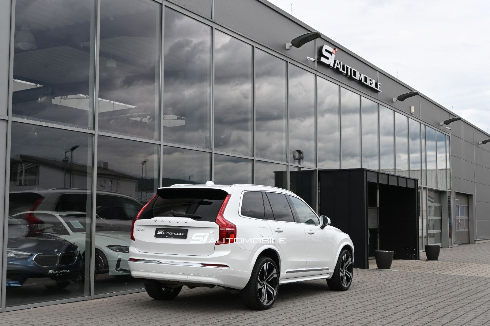 Fahrzeugabbildung Volvo XC90 T8 AWD Re Ultimate Bright °B&W°FOUR-C°VOLL!