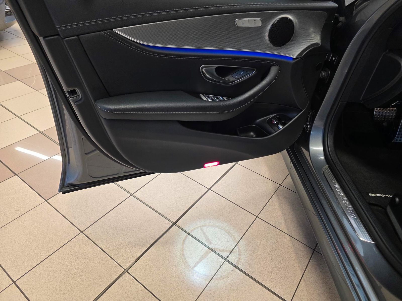 Fahrzeugabbildung Mercedes-Benz E 300 T Automatik AMG Line/20"Alu/Ahk