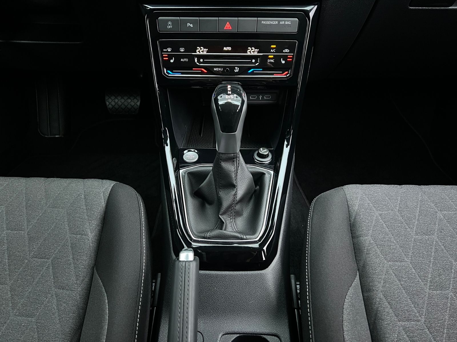 Fahrzeugabbildung Volkswagen T-Cross 1.5 TSI Life DSG *IQ-Light, PDC, Kamera,