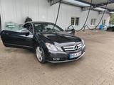 Mercedes-Benz 220 - schwarze Mercedes-Benz 220