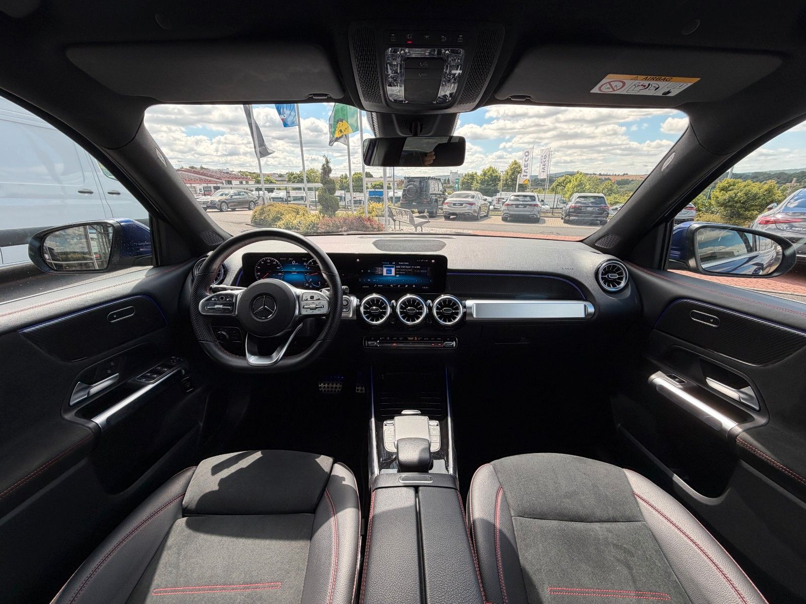 Fahrzeugabbildung Mercedes-Benz GLB 200 AMG MBUX+AMBIENTE+R-Kamera+Carbon+ALARM