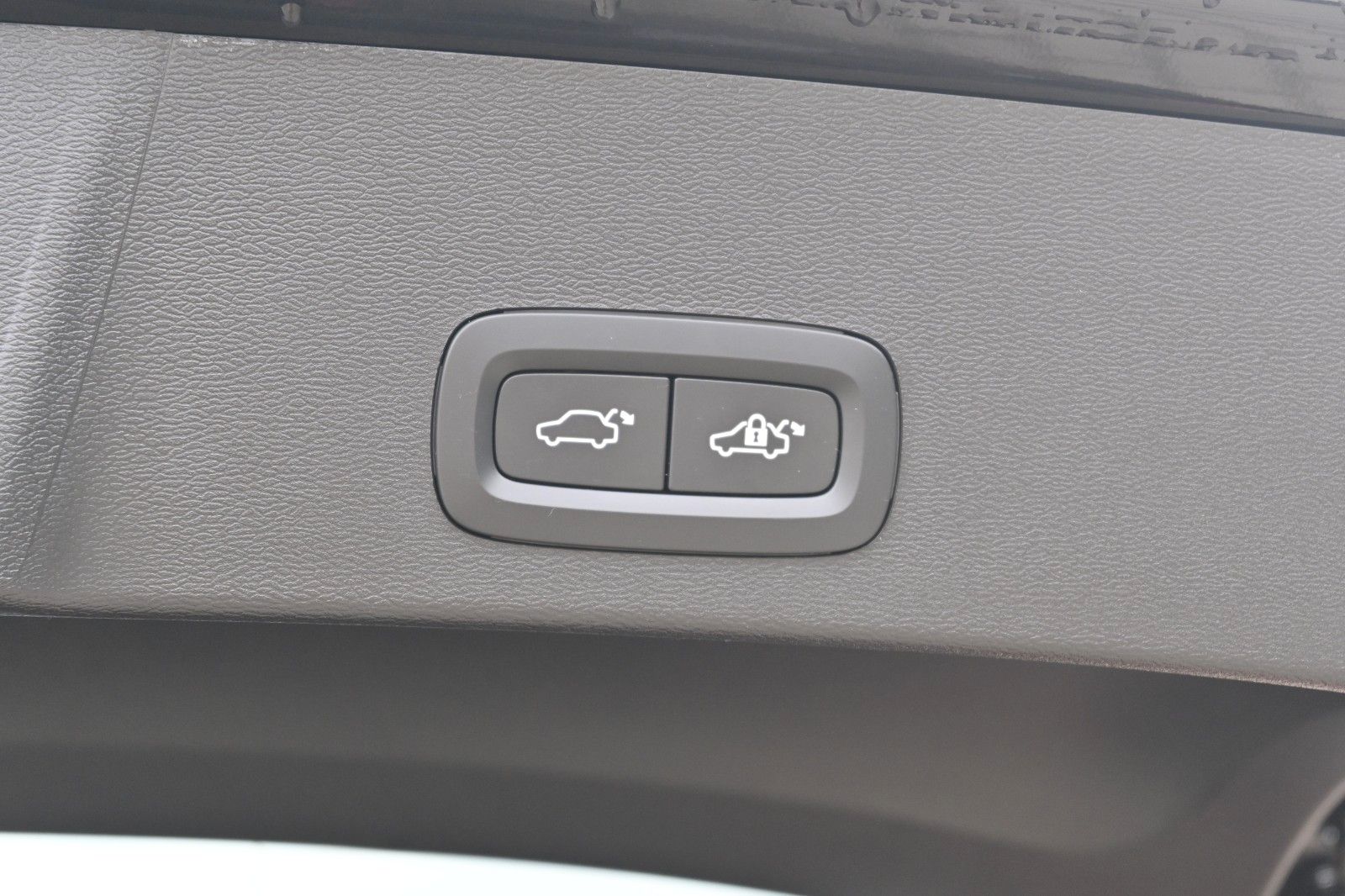 Fahrzeugabbildung Volvo XC40 B4 Ultimate Dark*PANO*STHZ*H&K*360*20"