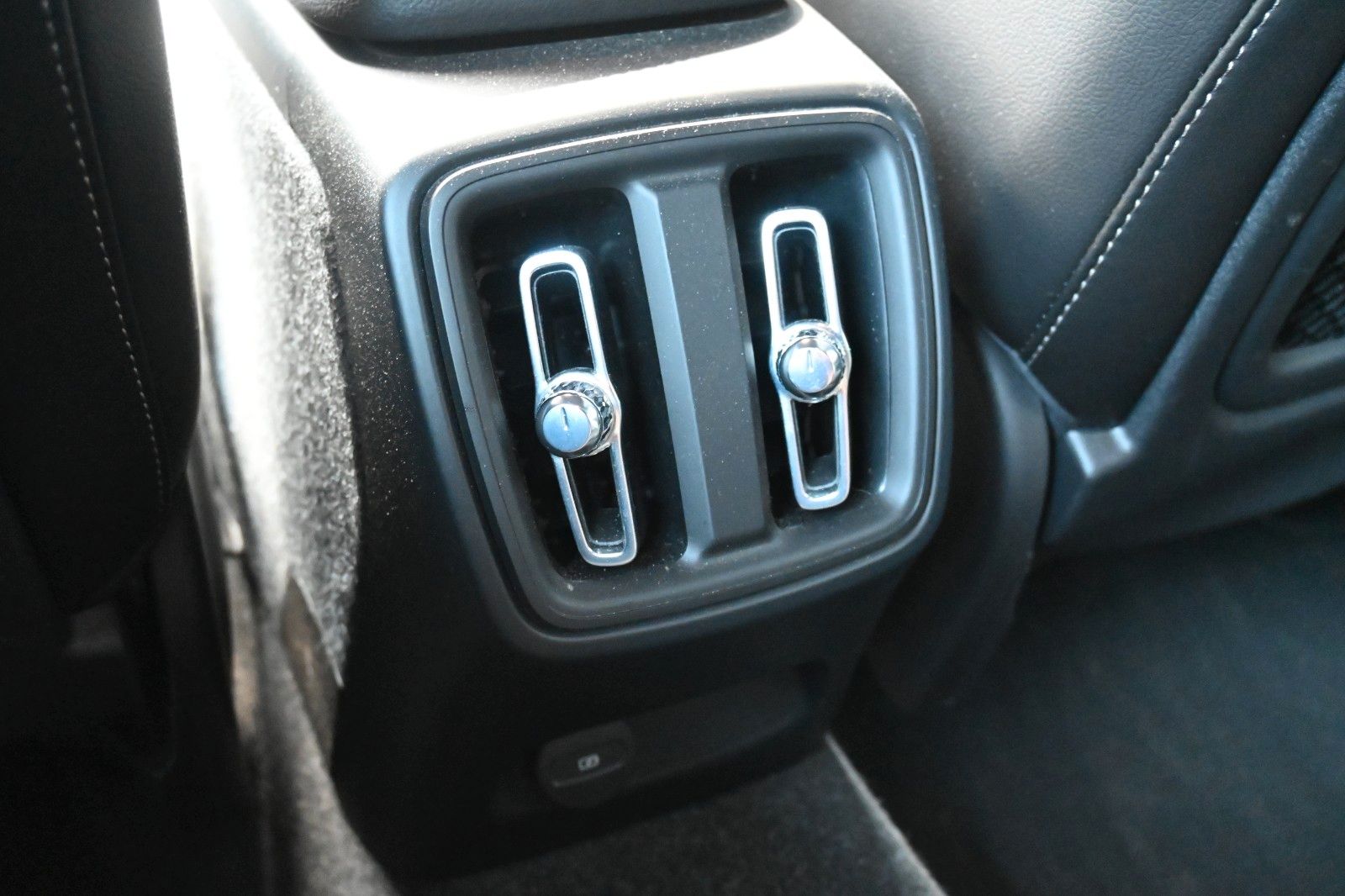 Fahrzeugabbildung Volvo XC40 BEV AWD R Design*H&K*FSHZG*RFK*WP*20Zoll*