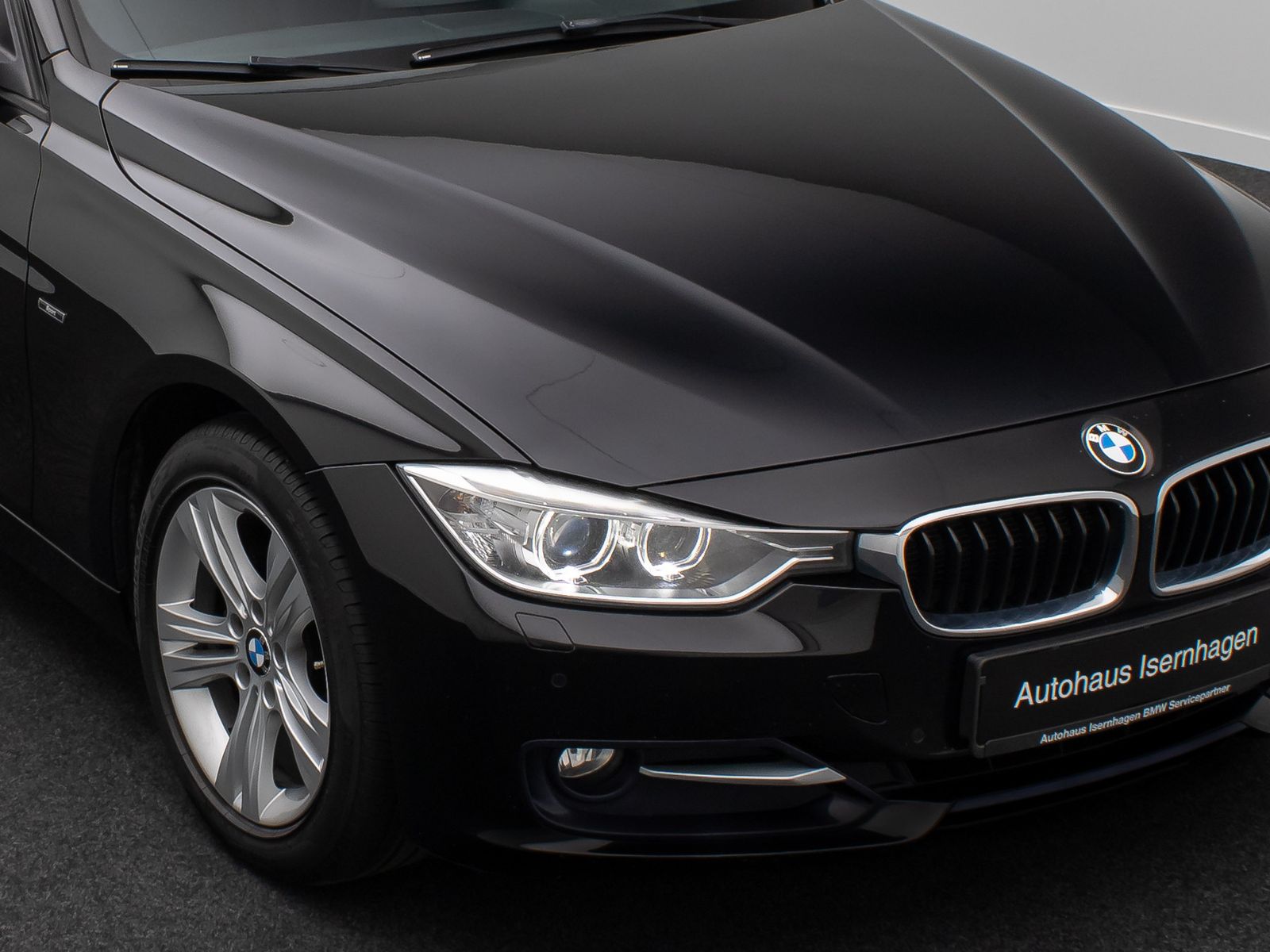 Fahrzeugabbildung BMW 320d Sport Line PDC Bi-Xenon HiFi NaviPro Lordos