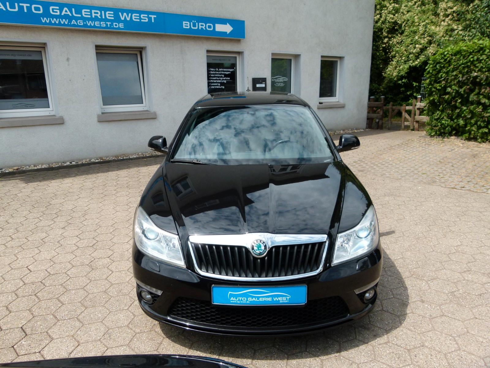 Skoda Octavia 2011 — rear view