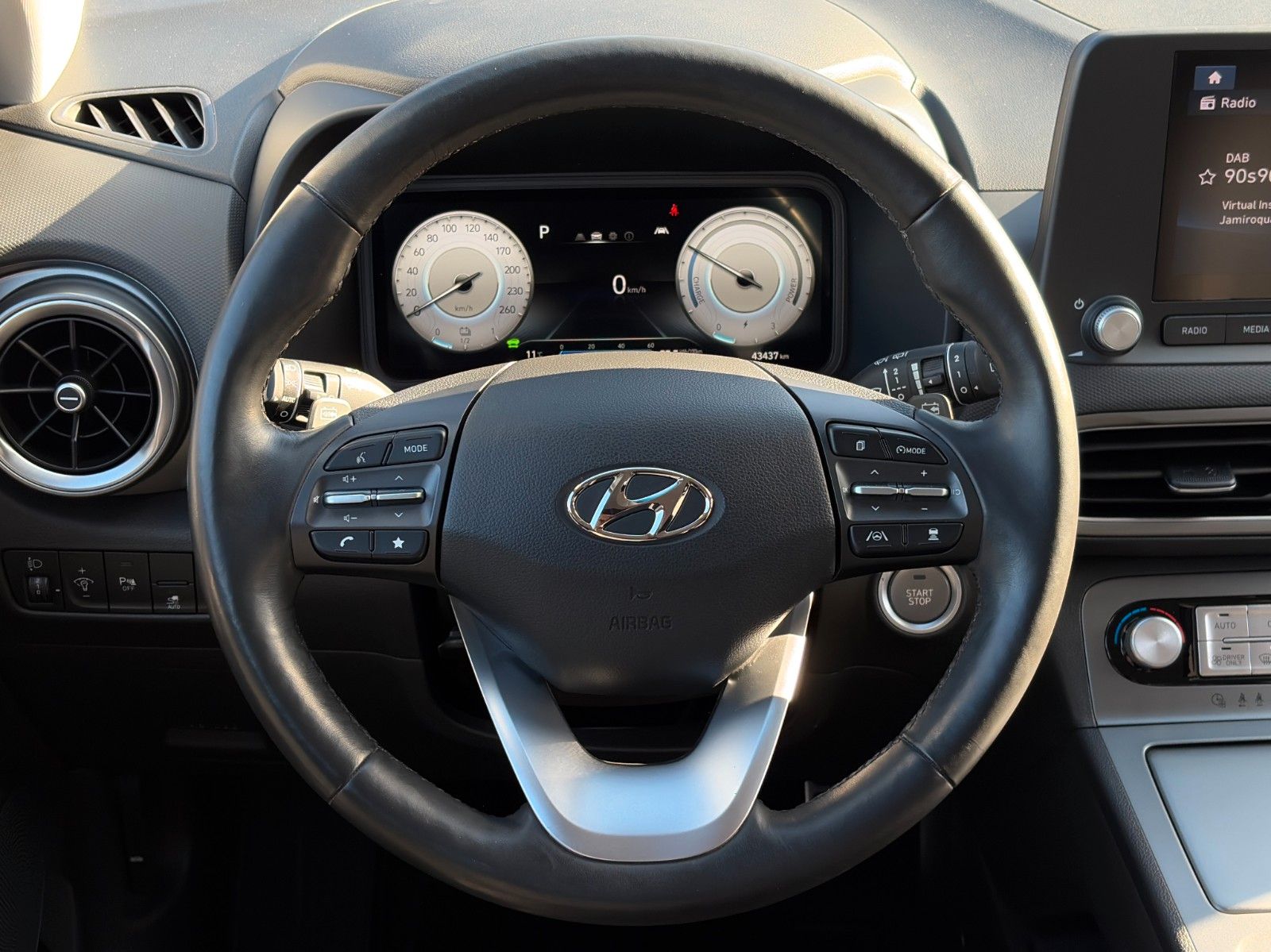 Fahrzeugabbildung Hyundai KONA E SELECT ACC PDC LFA LKA SHZ LHZ CarPlay