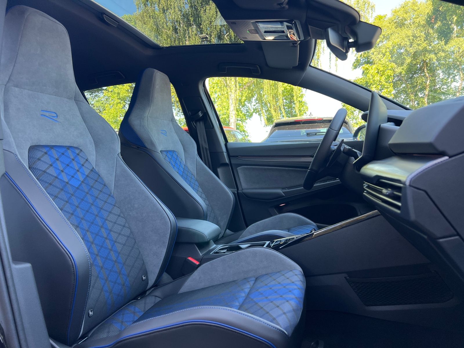 Fahrzeugabbildung Volkswagen Golf VIII R 2.0 TSI DSG 4MOTION *R-Performance,