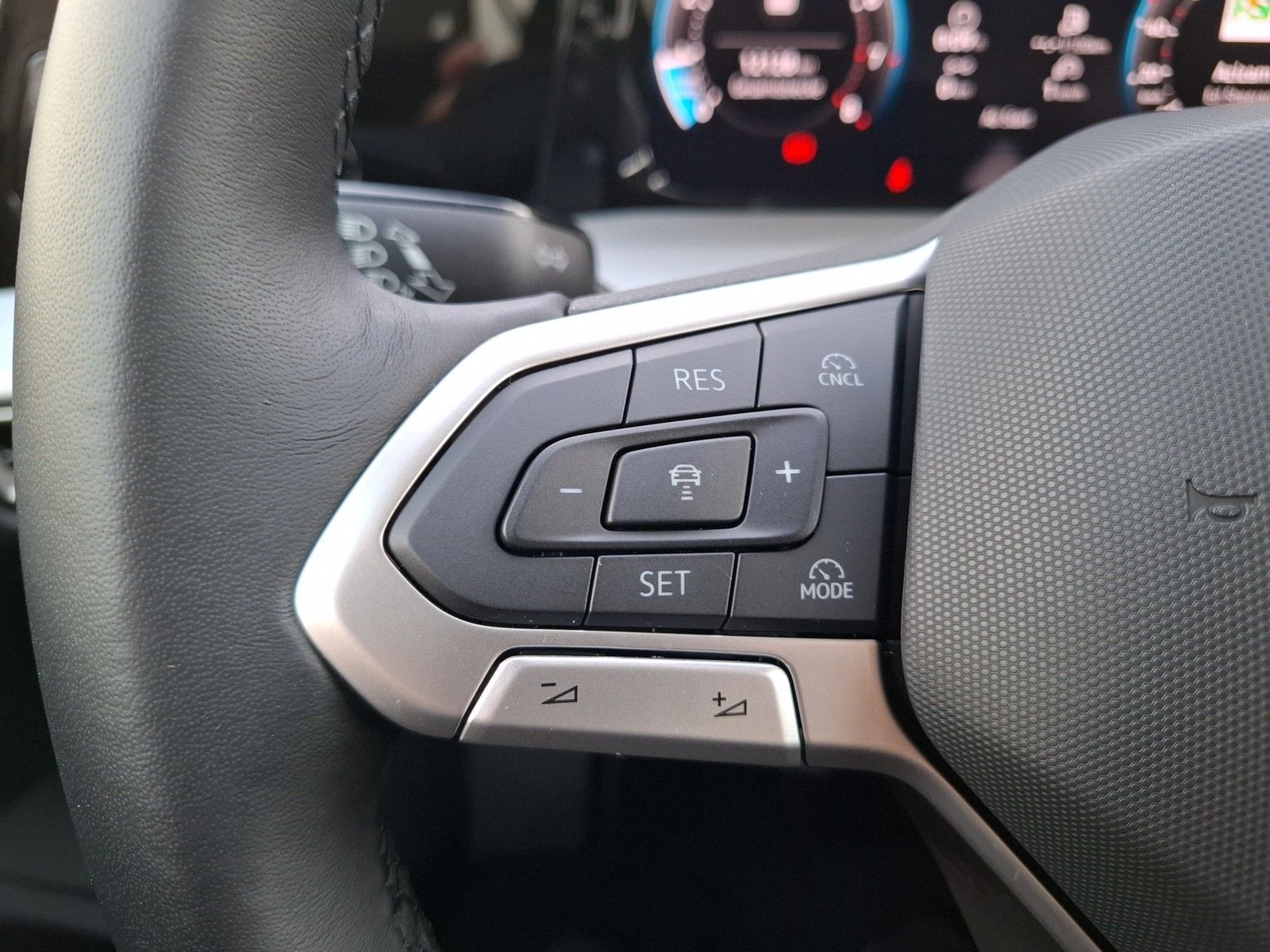 Fahrzeugabbildung Volkswagen Golf VIII Variant TSI Life LEDplus Navi AID ACC