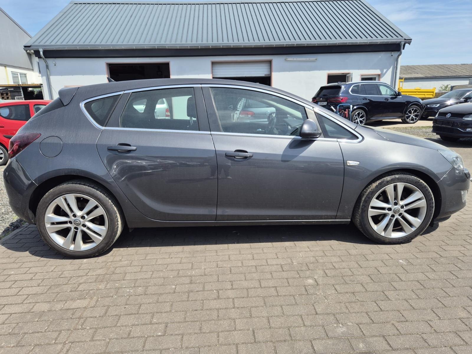 Opel Astra J Lim. 5-trg. Cosmo